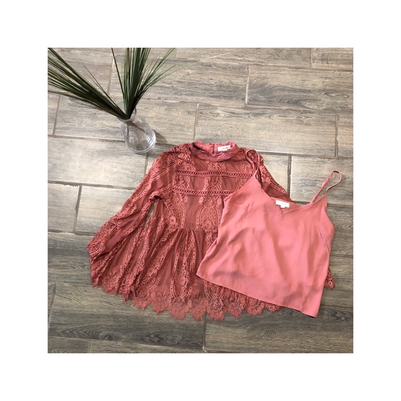 Gorgeous lace bell sleeve top with matching cami - Picture 2 of 5